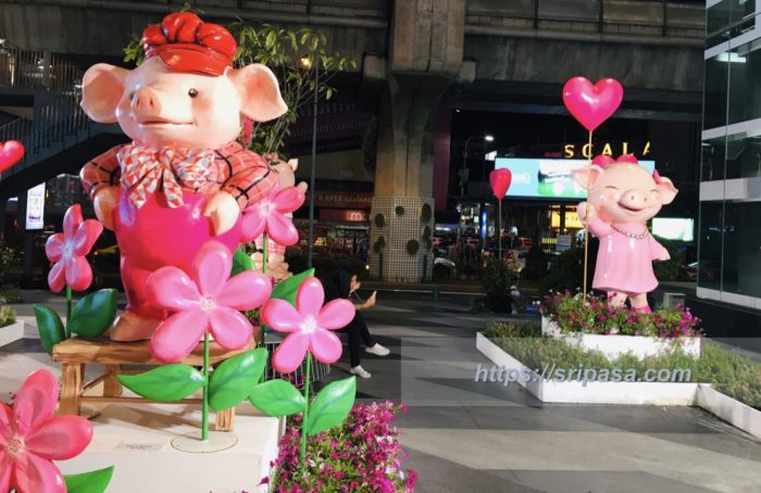 2019年の十二支（豚年）にちなんでタイ・バンコク サイアムに飾られているブタの像